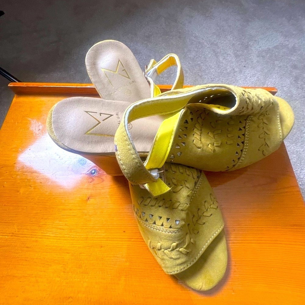Material  Girl Banana  Yellow Sandals